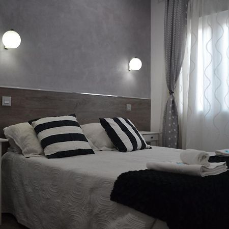 Hostal Meyra Madrid Bagian luar foto