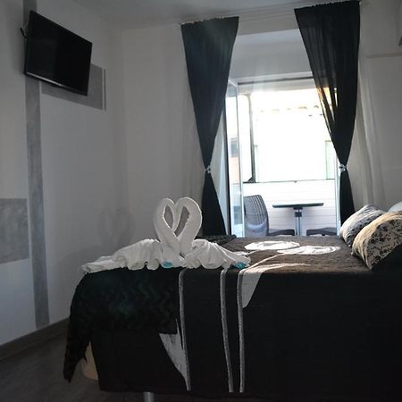 Hostal Meyra Madrid Bagian luar foto