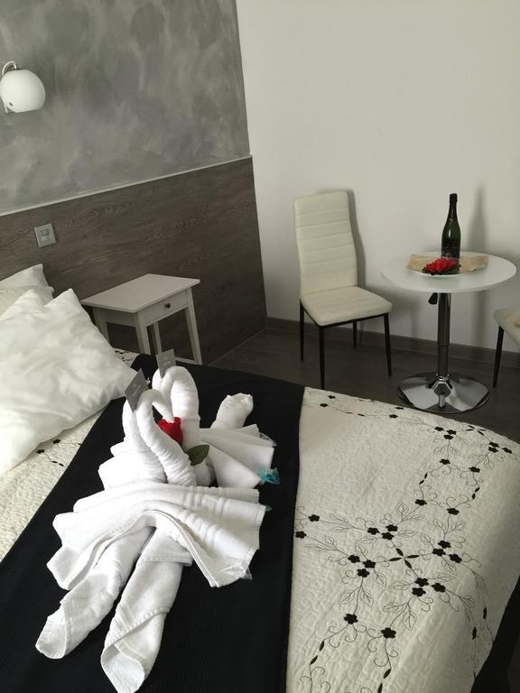 Hostal Meyra Madrid Bagian luar foto