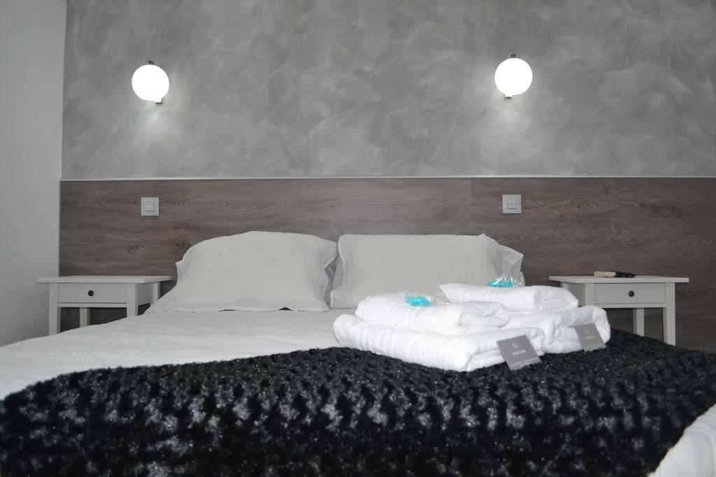 Hostal Meyra Madrid Bagian luar foto