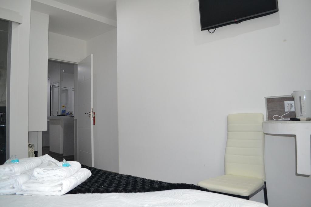 Hostal Meyra Madrid Bagian luar foto