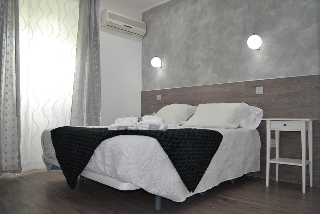 Hostal Meyra Madrid Bagian luar foto