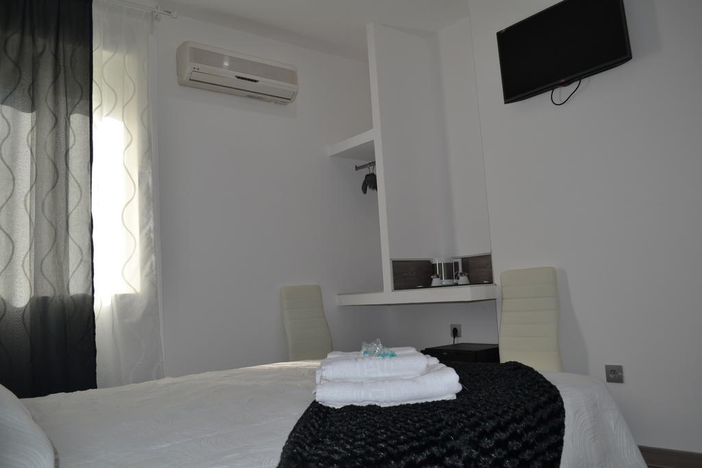 Hostal Meyra Madrid Bagian luar foto
