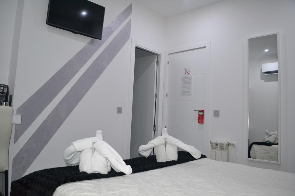 Hostal Meyra Madrid Bagian luar foto