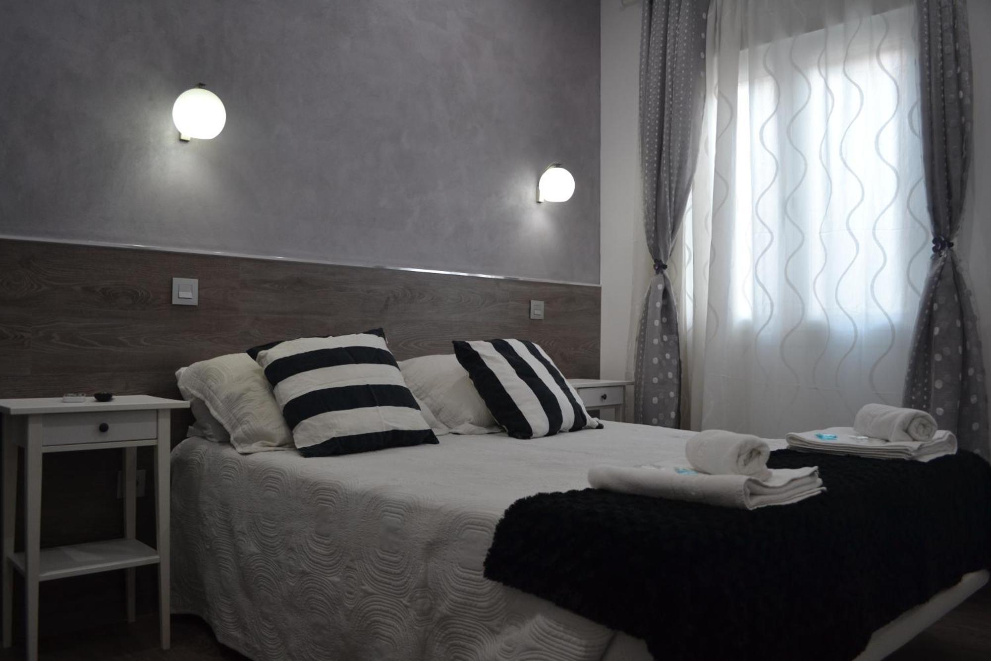 Hostal Meyra Madrid Bagian luar foto