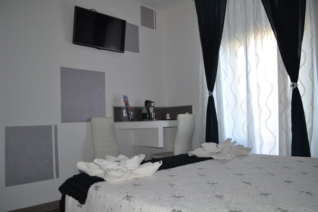 Hostal Meyra Madrid Bagian luar foto