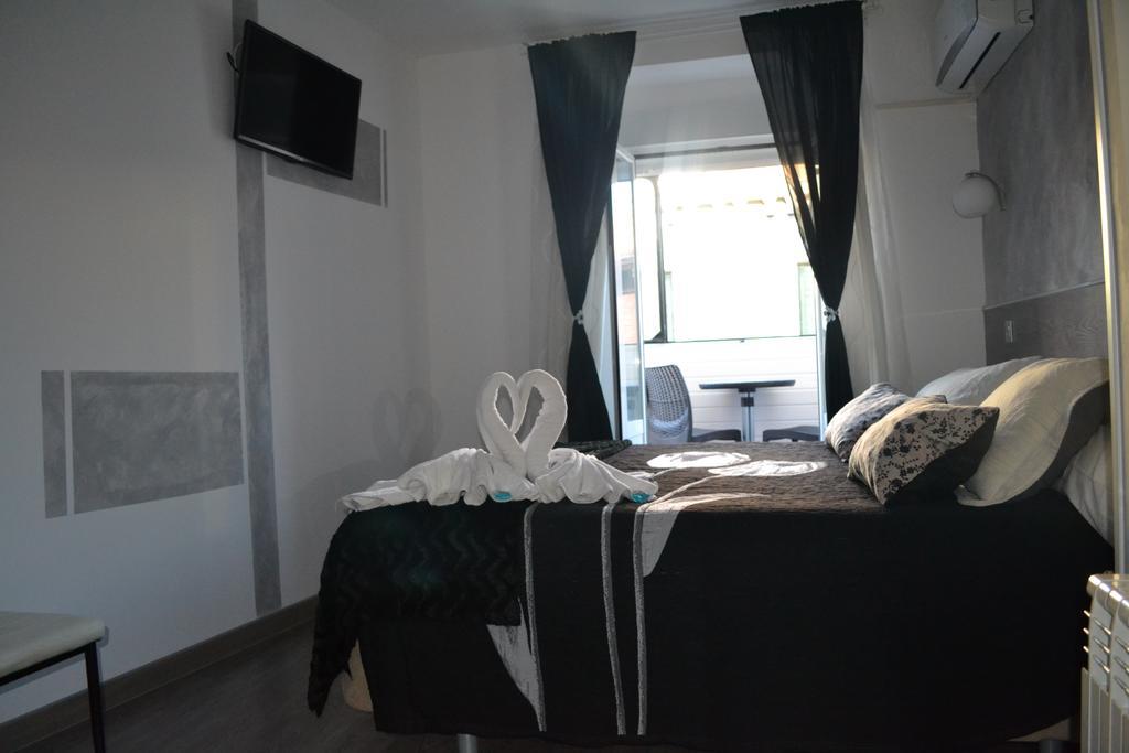 Hostal Meyra Madrid Bagian luar foto