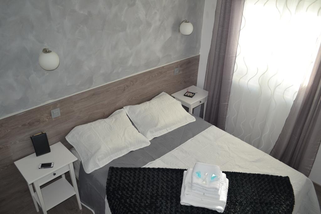 Hostal Meyra Madrid Bagian luar foto