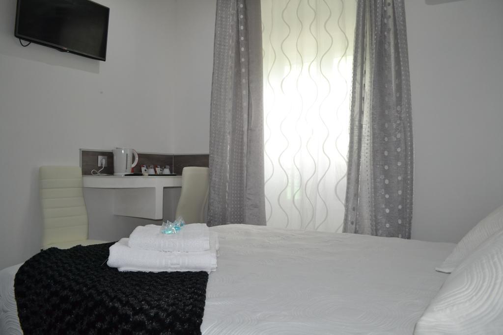 Hostal Meyra Madrid Bagian luar foto