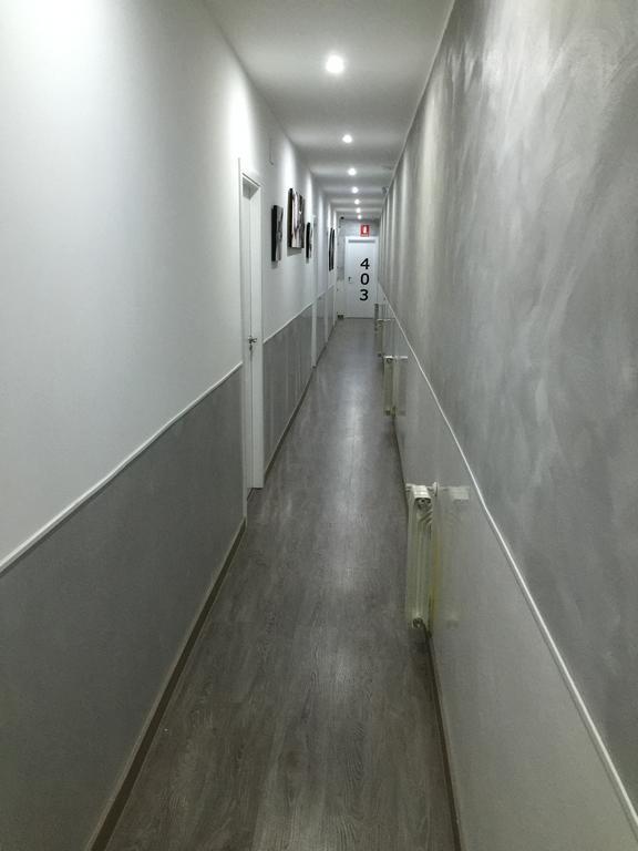 Hostal Meyra Madrid Bagian luar foto