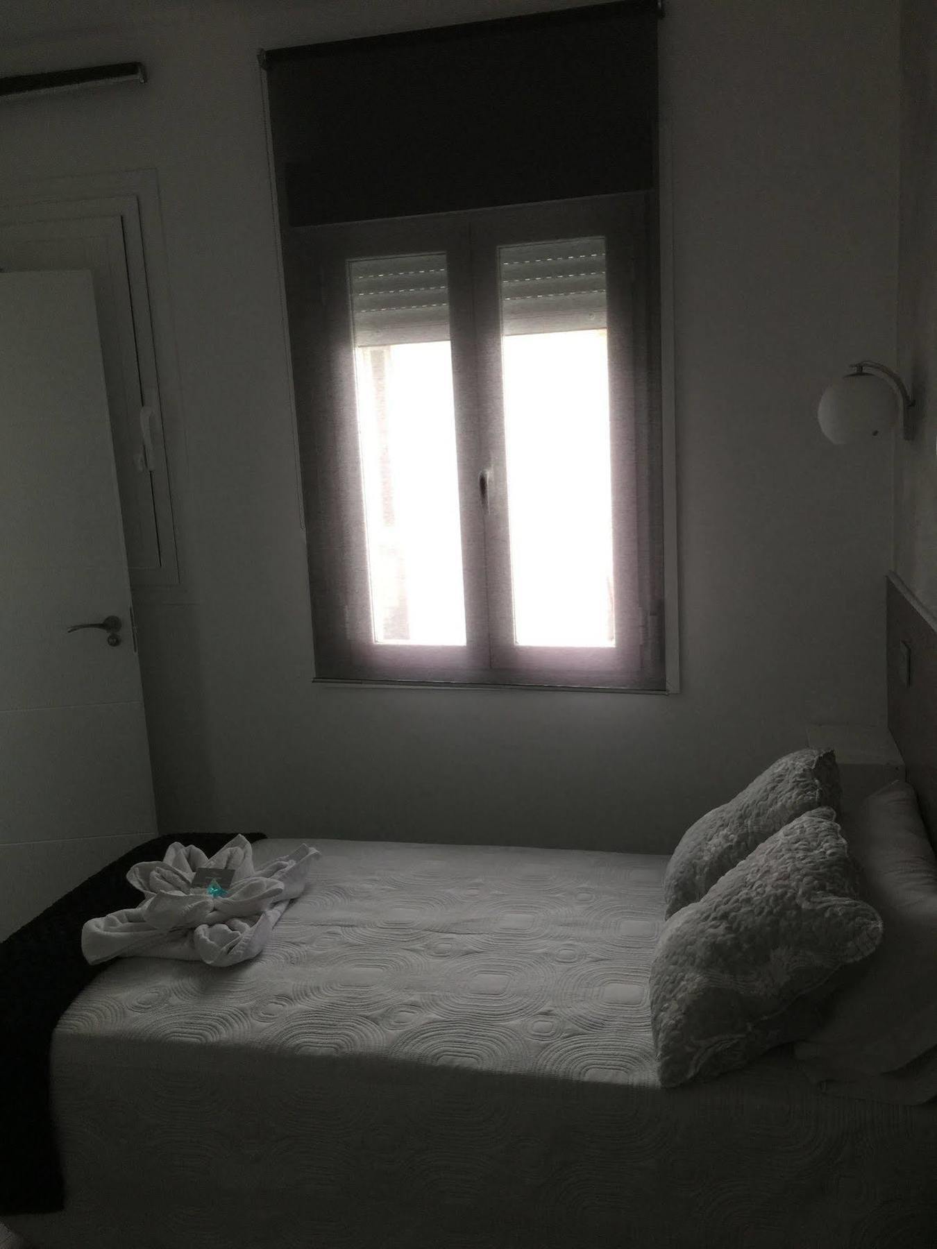 Hostal Meyra Madrid Bagian luar foto