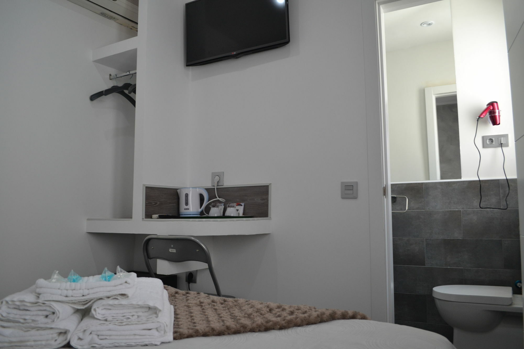 Hostal Meyra Madrid Bagian luar foto
