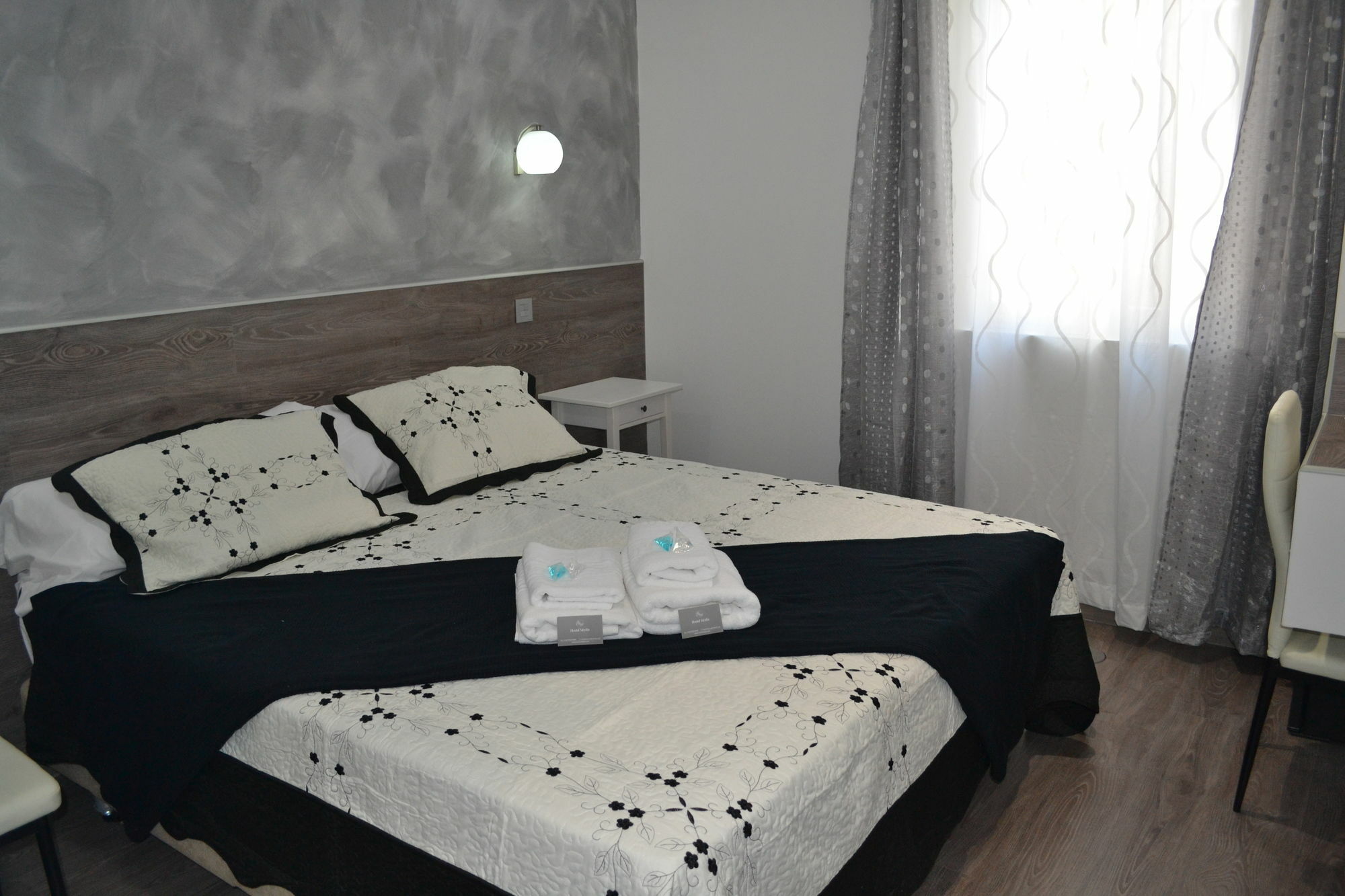 Hostal Meyra Madrid Bagian luar foto