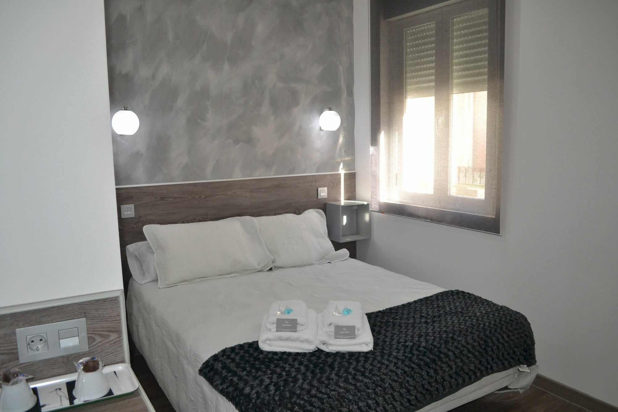 Hostal Meyra Madrid Bagian luar foto