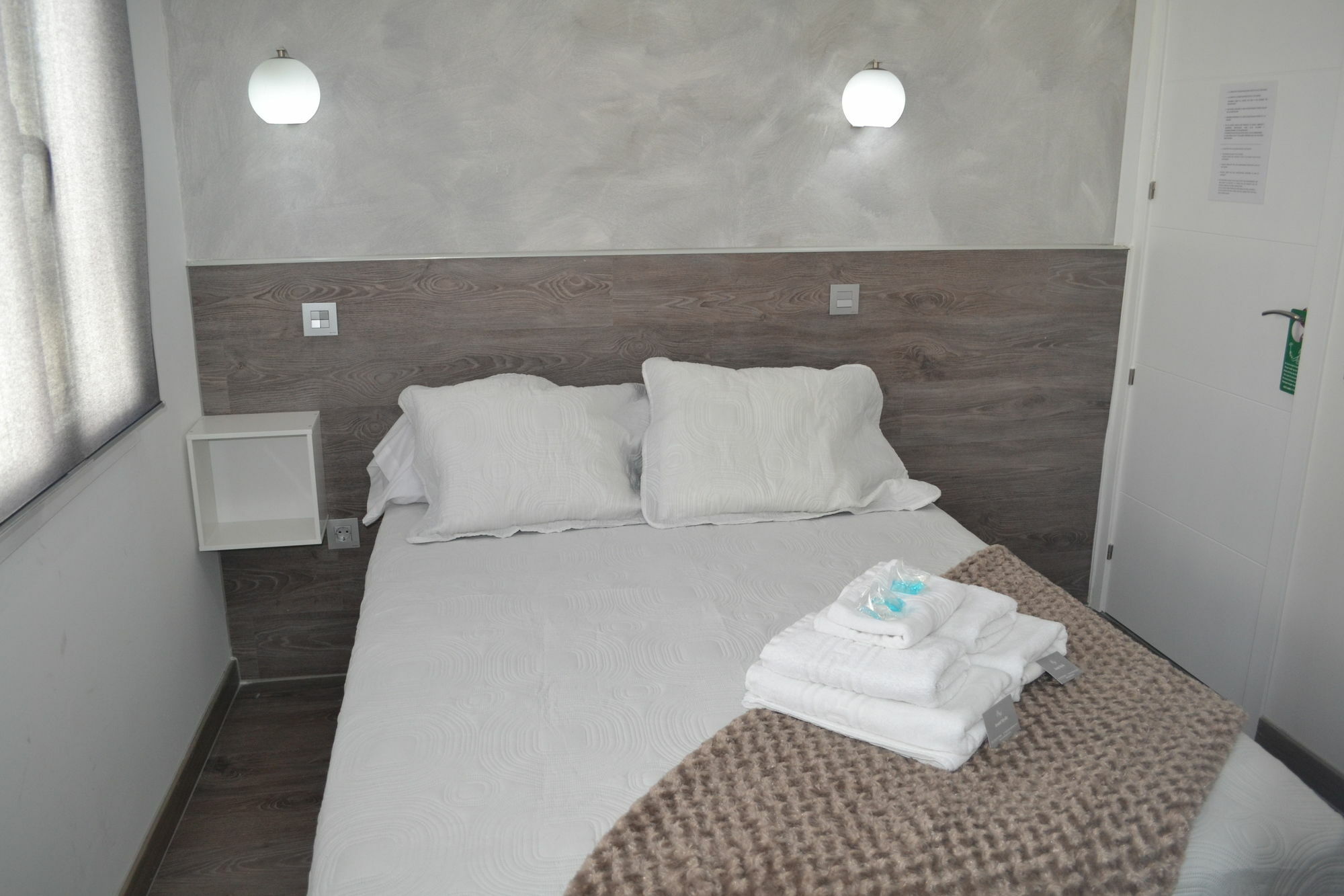 Hostal Meyra Madrid Bagian luar foto