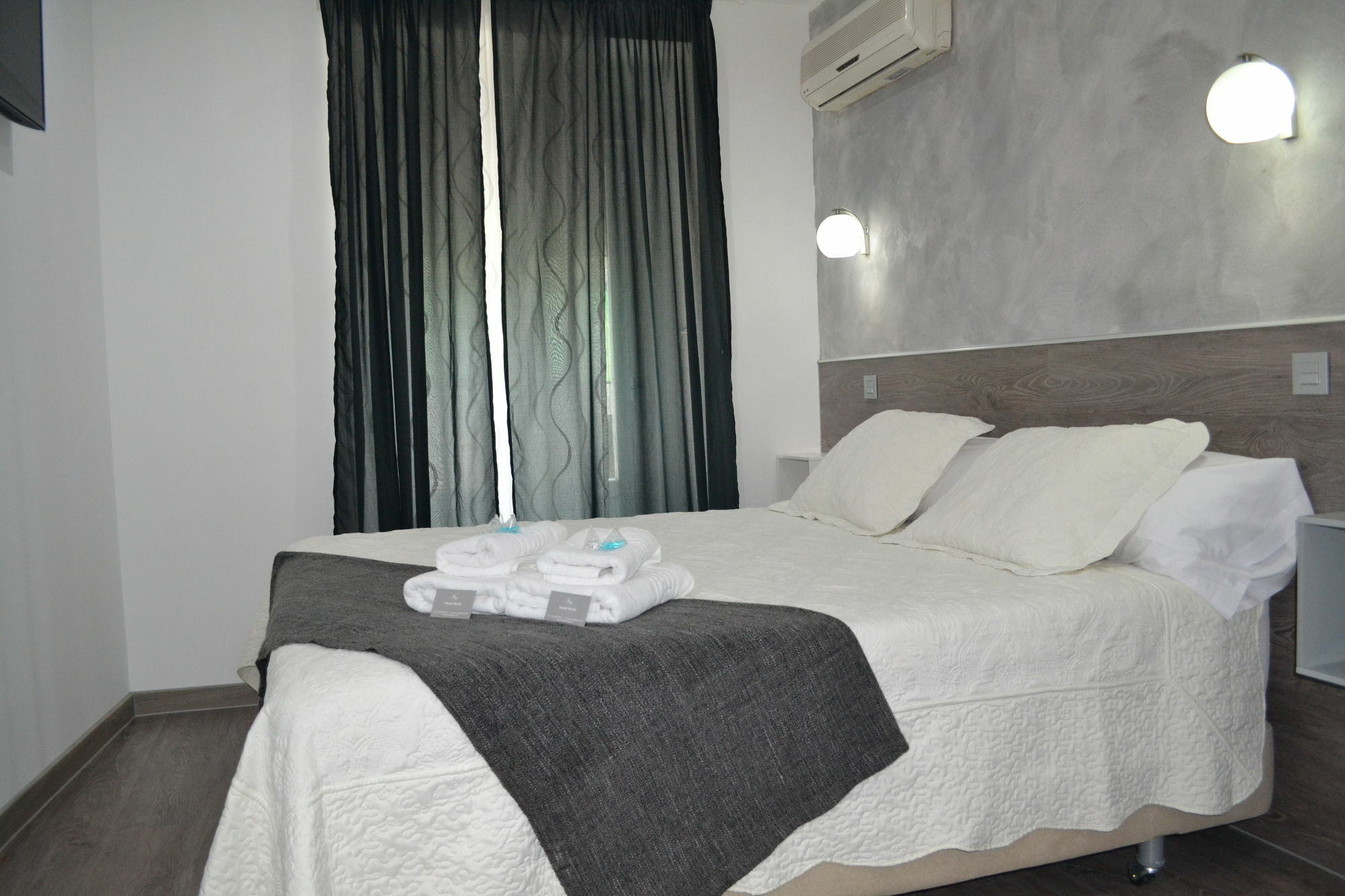 Hostal Meyra Madrid Bagian luar foto