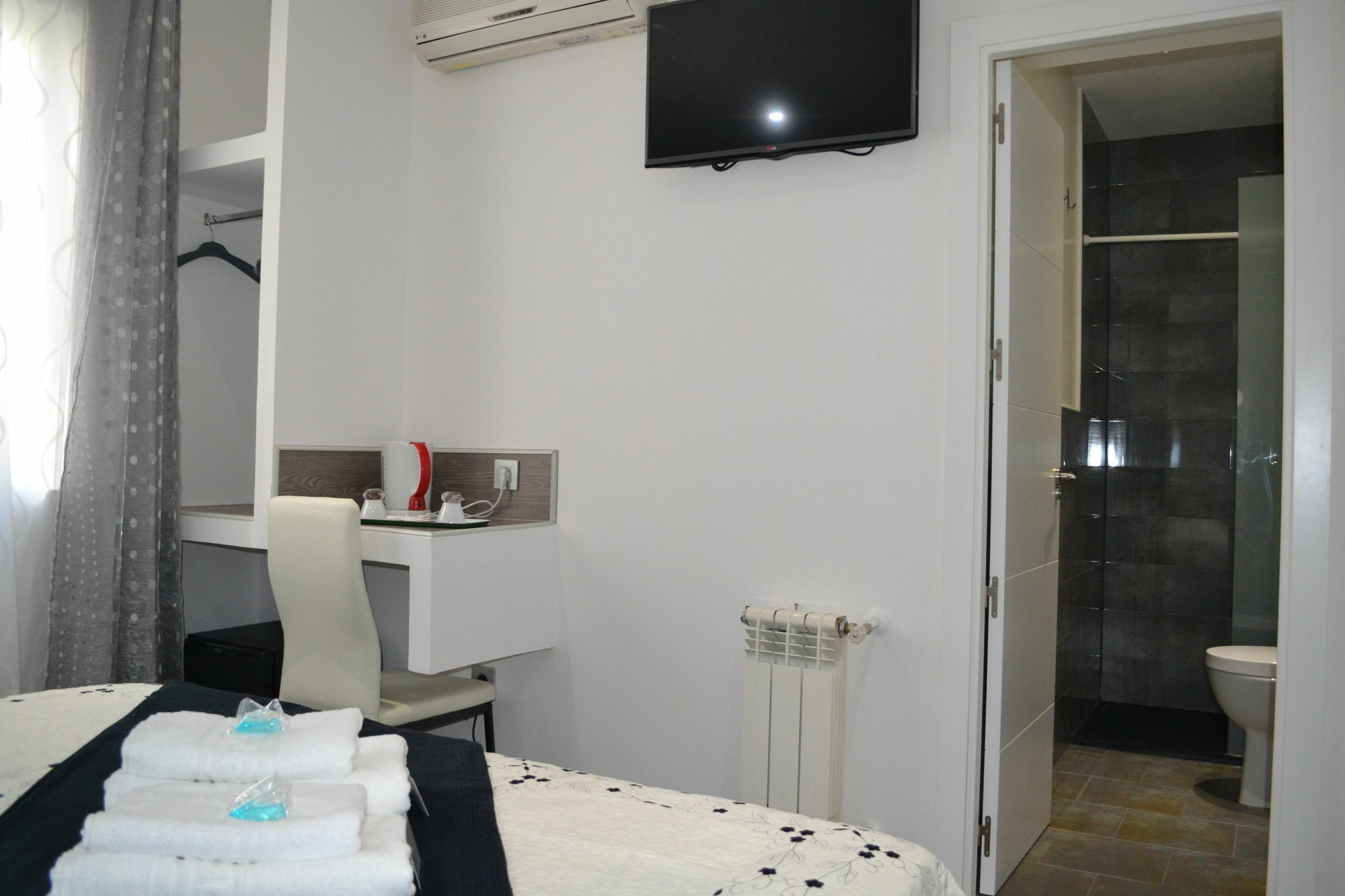 Hostal Meyra Madrid Bagian luar foto