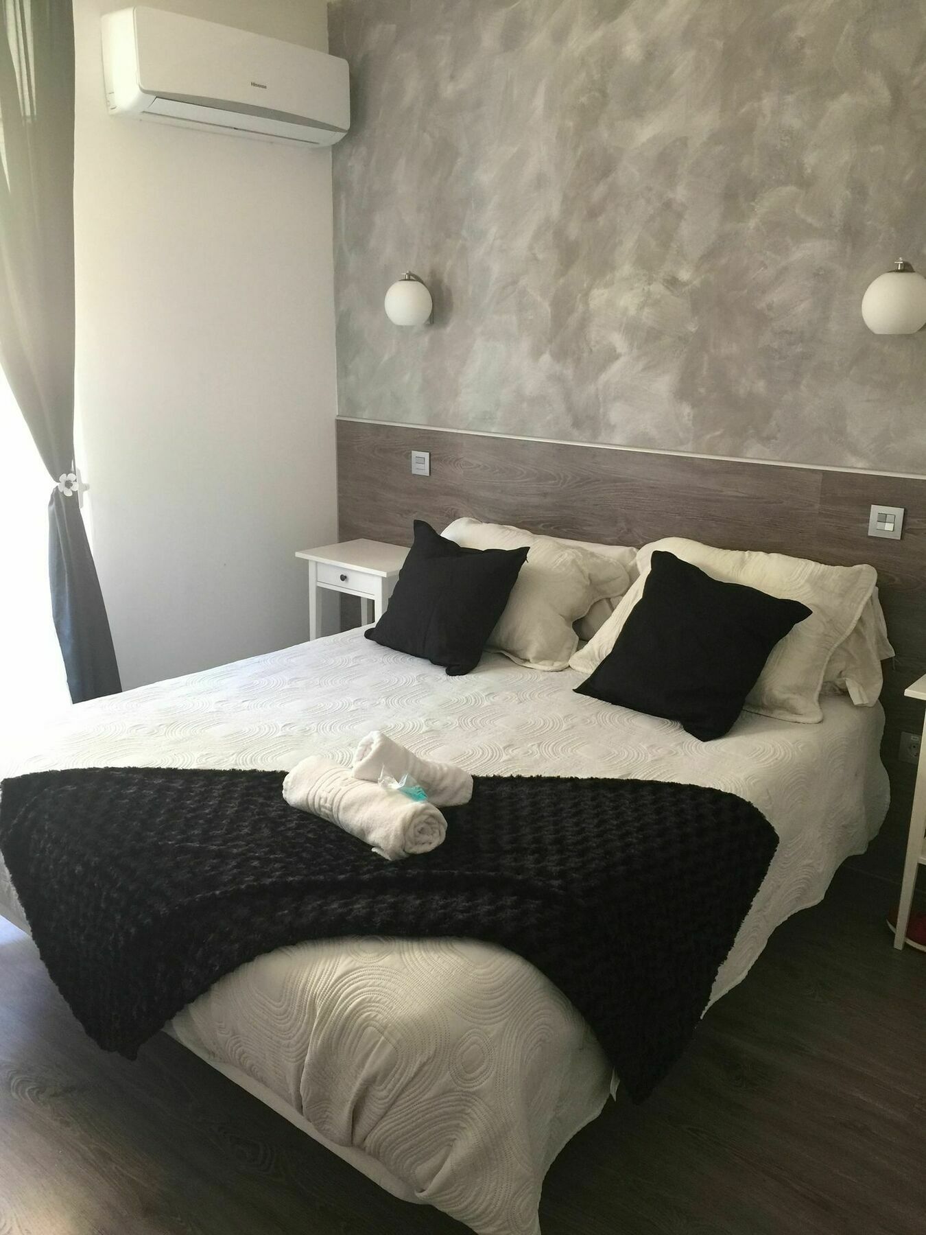 Hostal Meyra Madrid Bagian luar foto