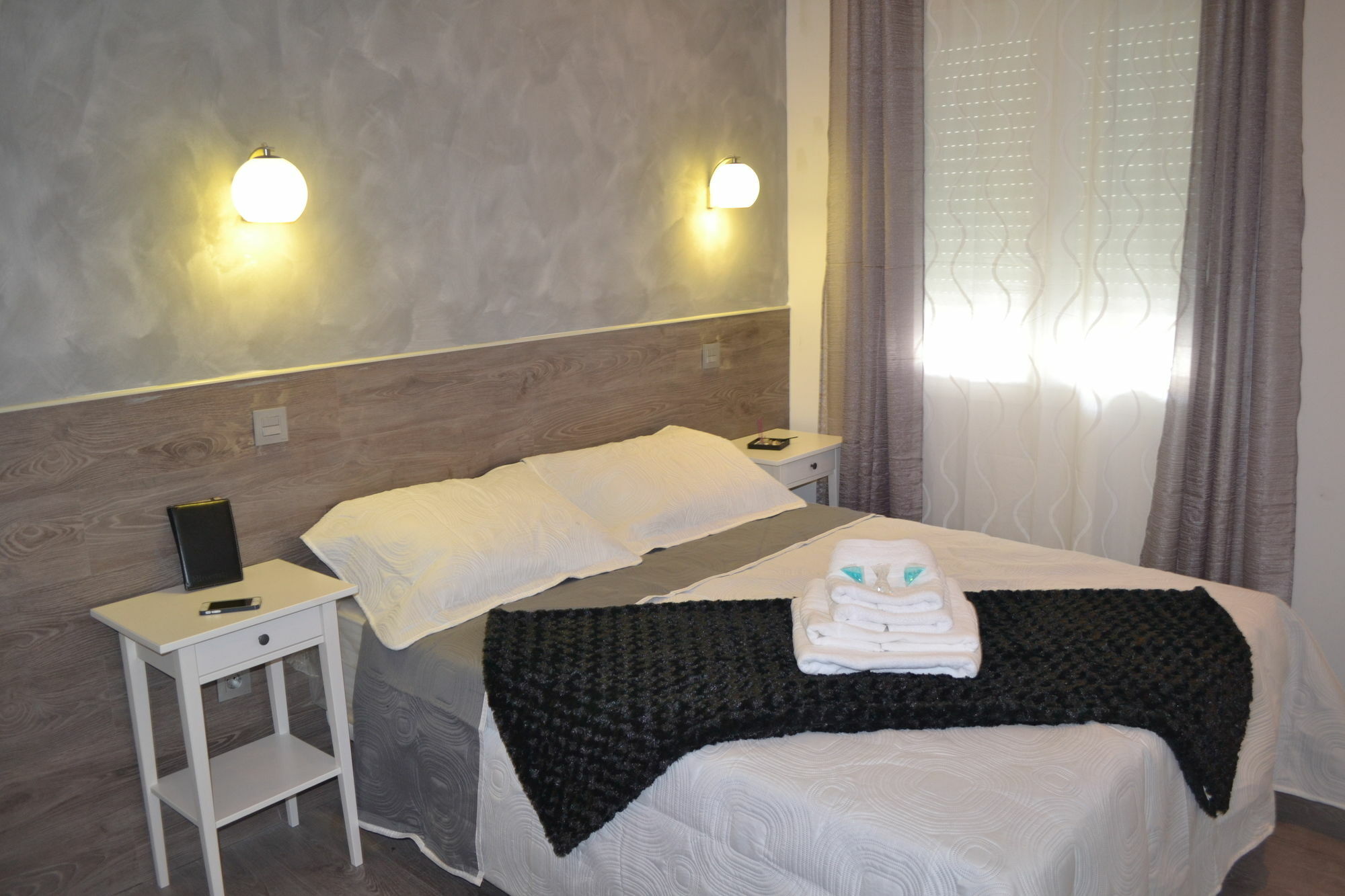 Hostal Meyra Madrid Bagian luar foto