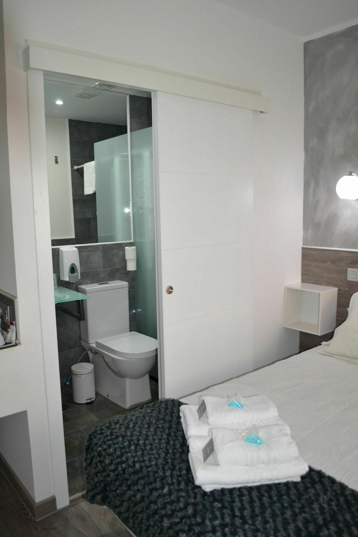 Hostal Meyra Madrid Bagian luar foto