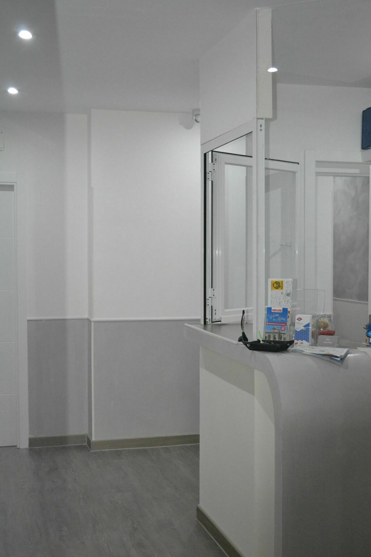 Hostal Meyra Madrid Bagian luar foto