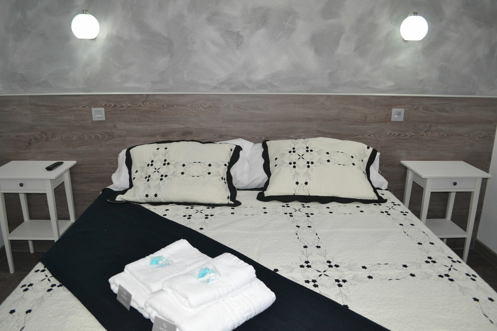 Hostal Meyra Madrid Bagian luar foto
